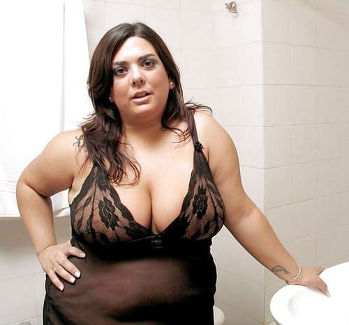 Брюнетка размера BBW сексуально моется в душе 1 фото