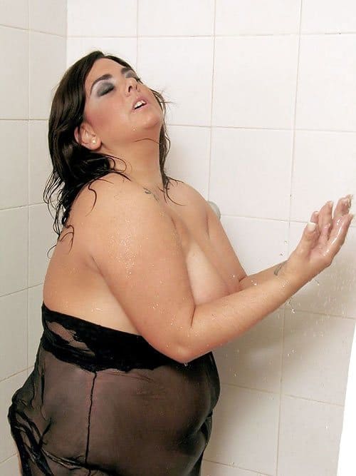 Брюнетка размера BBW сексуально моется в душе 6 фото