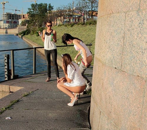 Три пьяные девчонки писают в центре города 1 фото