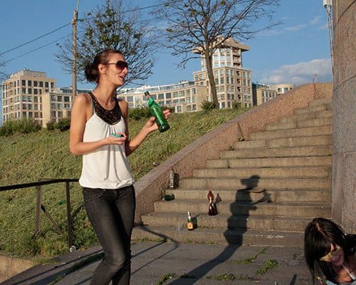 Три пьяные девчонки писают в центре города 13 фото