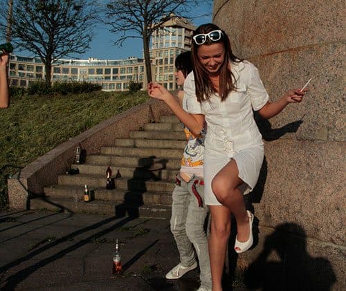 Три пьяные девчонки писают в центре города 15 фото