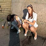 Три пьяные девчонки писают в центре города