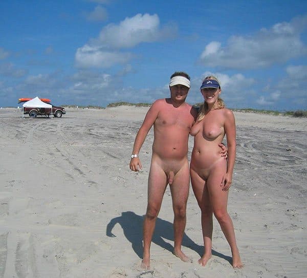Семьи нудистов на пляже загорают и фоткаются голые 22 фото