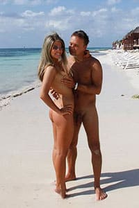 Семьи нудистов на пляже загорают и фоткаются голые