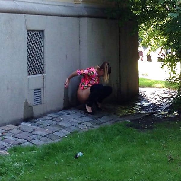 Фото девушек писающих на свежем воздухе 25 фото