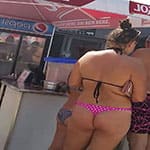 Подсмотренное девушка в розовых стрингах стоит в очереди отеля за едой