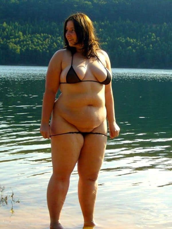 Фото девушек на природе со спущенными трусиками 28 фото