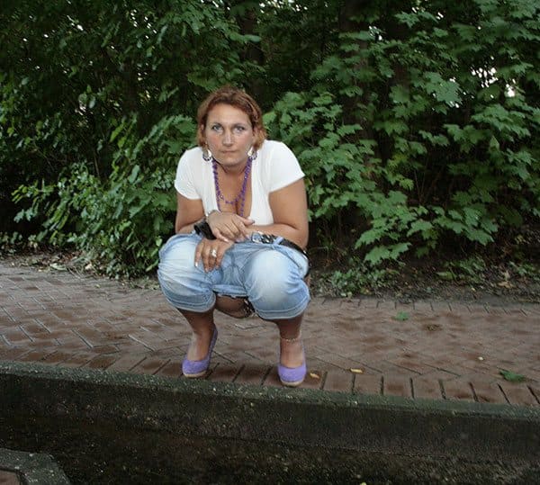 Присланное жена снимает джинсы и писает на улице 23 фото