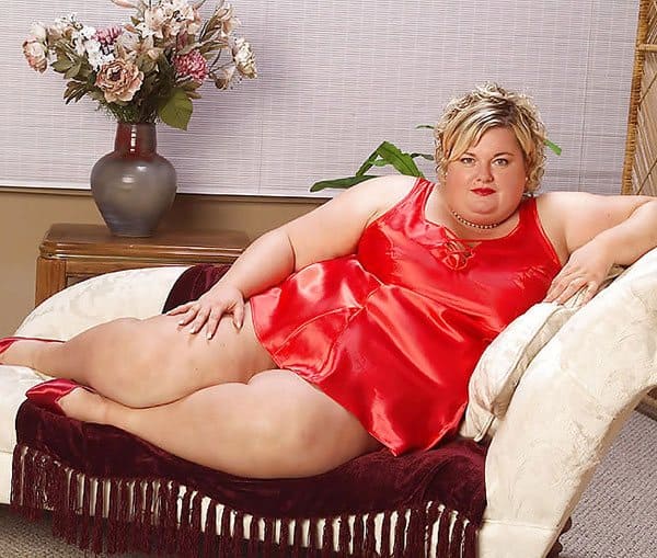 Bbw пышка с большим животиком в красных стрингах 1 фото