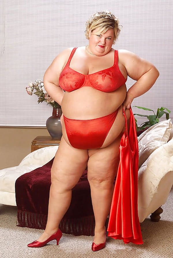 Bbw пышка с большим животиком в красных стрингах 6 фото