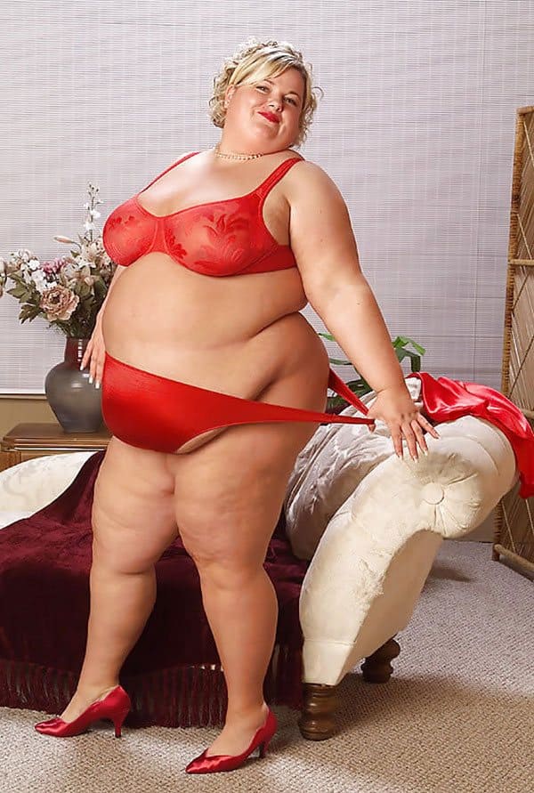 Bbw пышка с большим животиком в красных стрингах 7 фото