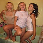 Подруги устроили конкурс мокрых маек на девичнике