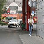 В туалете на заправке девушку ждал сюрприз в виде счастливой дырки в стене