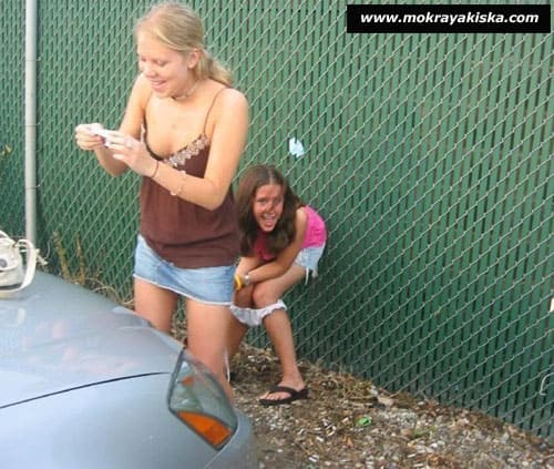 Девушки писают на улице 23 фото