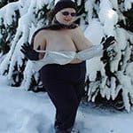Баба достает огромные дойки на морозе и греет соски варежками