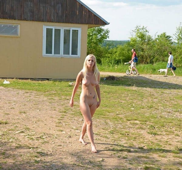 Девушка на отдыхе ходит по территории отеля без трусов 12 фото