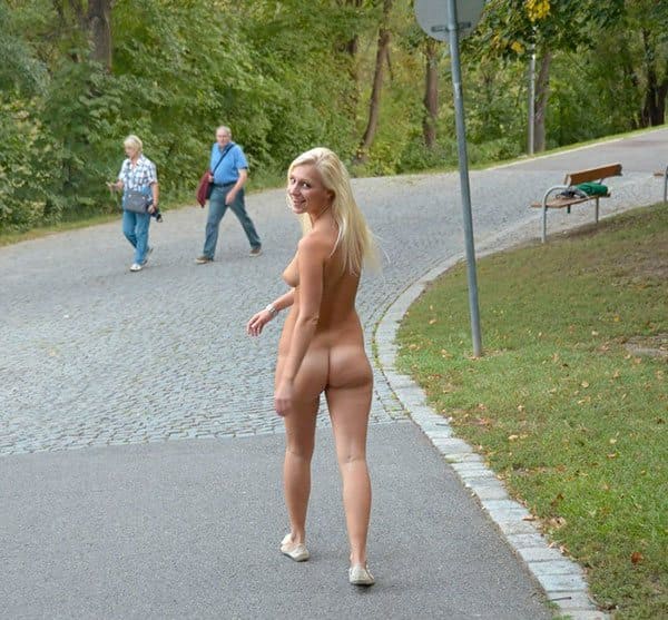 Девушка на отдыхе ходит по территории отеля без трусов 16 фото