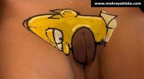 У девушки на пизде нарисовали Гомера Симпсона 10 фото