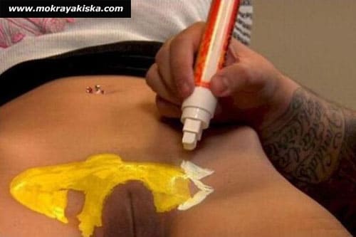 У девушки на пизде нарисовали Гомера Симпсона 7 фото