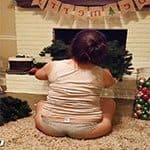 Жена в трусах с целлюлитной задницей украшает елку