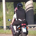 Пассажирка на мотоцикле засветила черные трусики