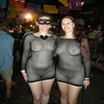 Девушки на улице в прозрачной одежде под которой все видно