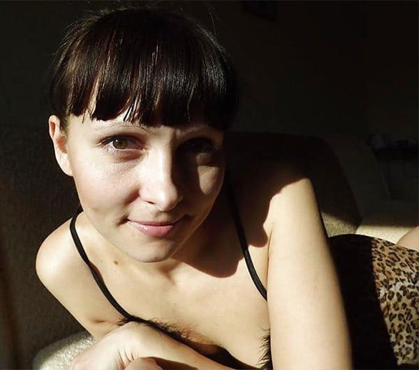 Молодая мать в леопардовой ночнушке с лысой пиздой 11 фото