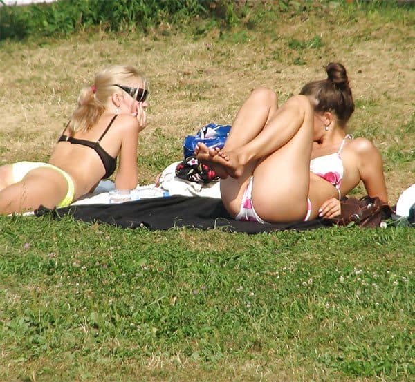 Подсмотренное за девушками на лужайках в парках 7 фото