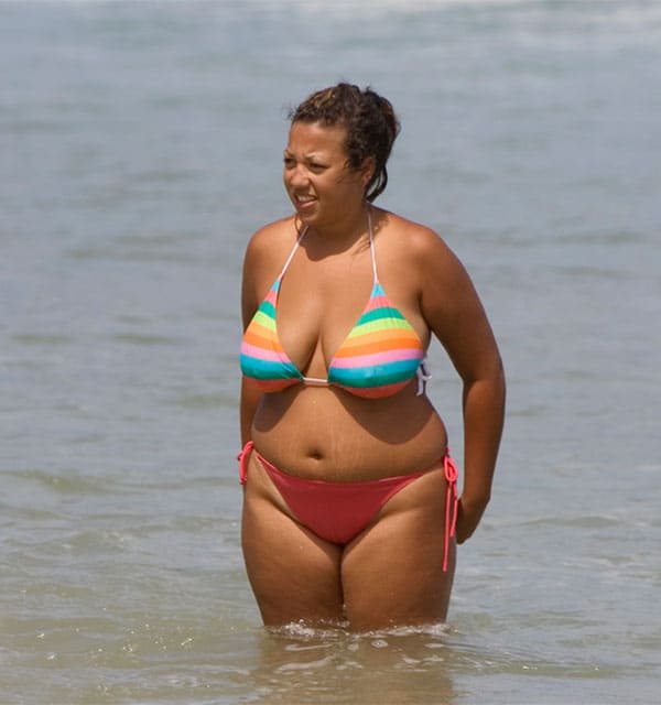 BBW на пляже в бикини и стрингах 10 фото