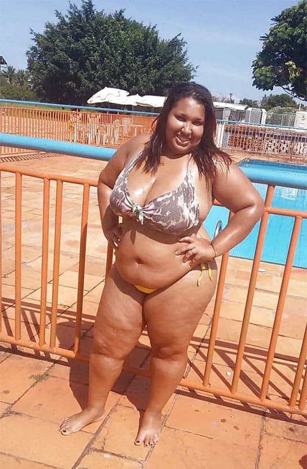 BBW на пляже в бикини и стрингах 14 фото