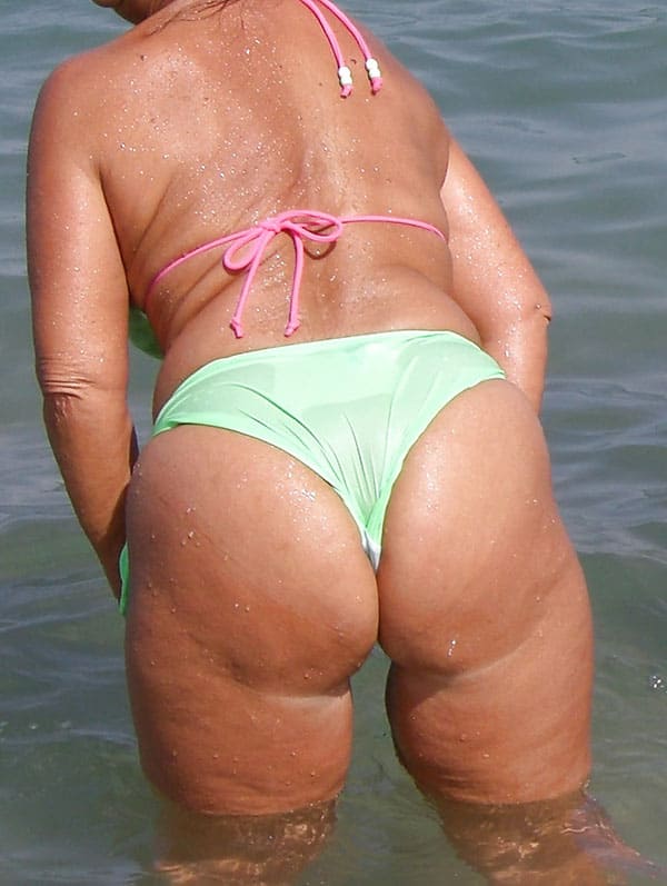 BBW на пляже в бикини и стрингах 15 фото