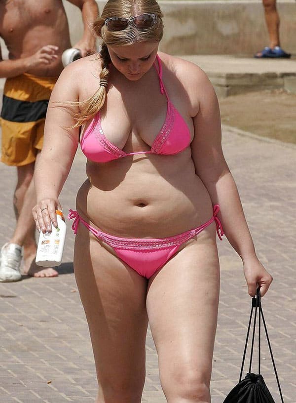 BBW на пляже в бикини и стрингах 18 фото