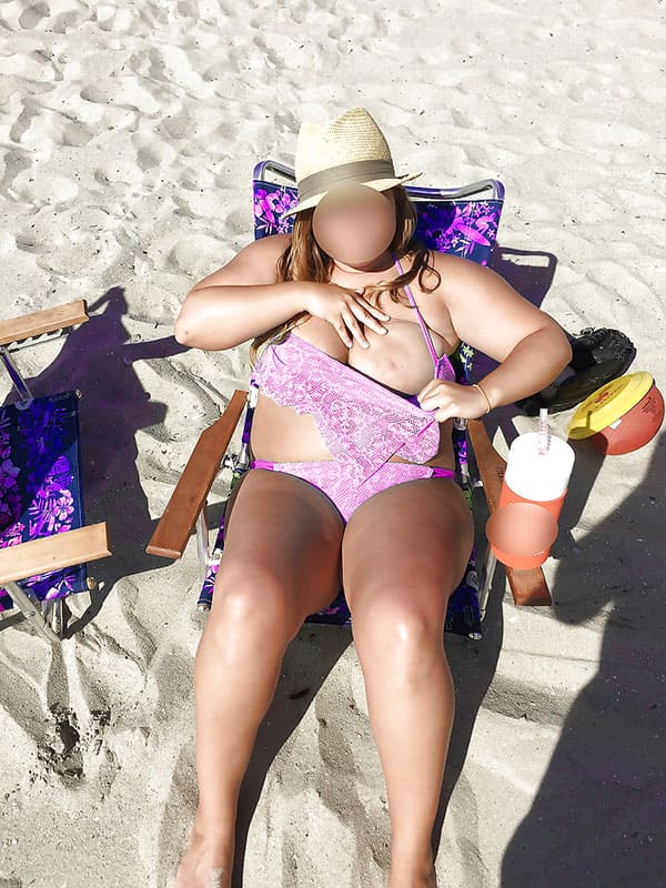 BBW на пляже в бикини и стрингах 2 фото