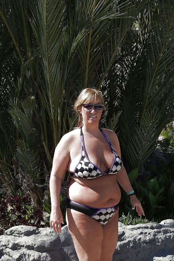 BBW на пляже в бикини и стрингах 23 фото
