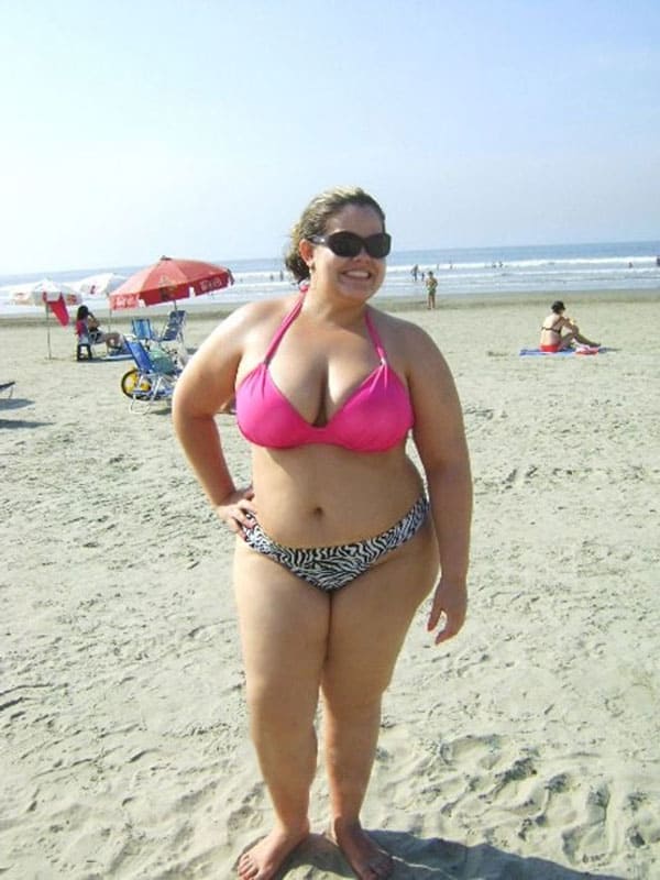 BBW на пляже в бикини и стрингах 28 фото