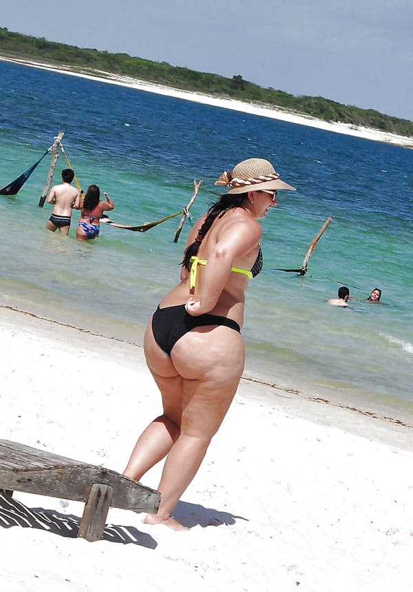 BBW на пляже в бикини и стрингах 3 фото