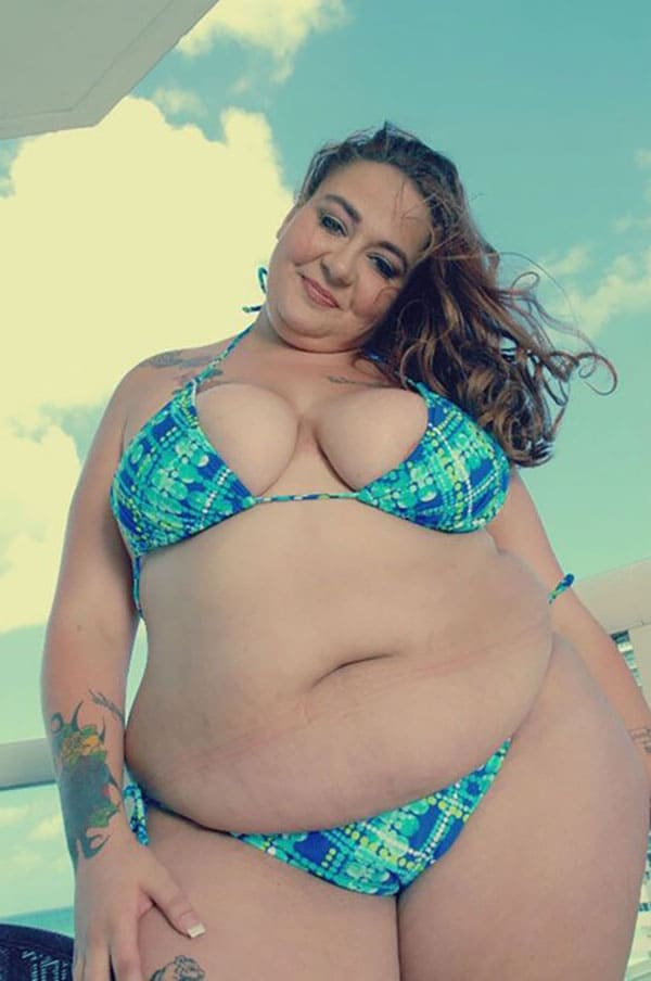 BBW на пляже в бикини и стрингах 30 фото