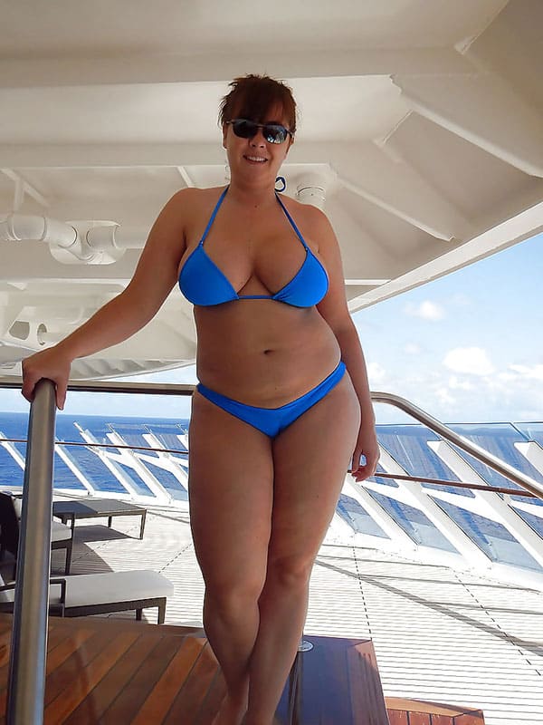 BBW на пляже в бикини и стрингах 5 фото