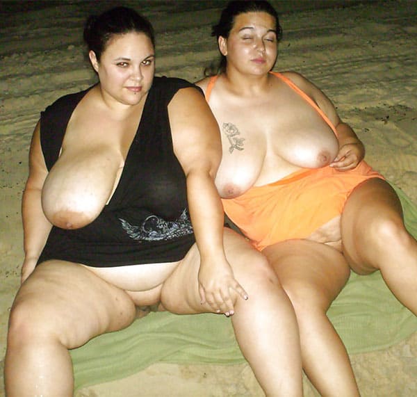 BBW на пляже в бикини и стрингах 7 фото