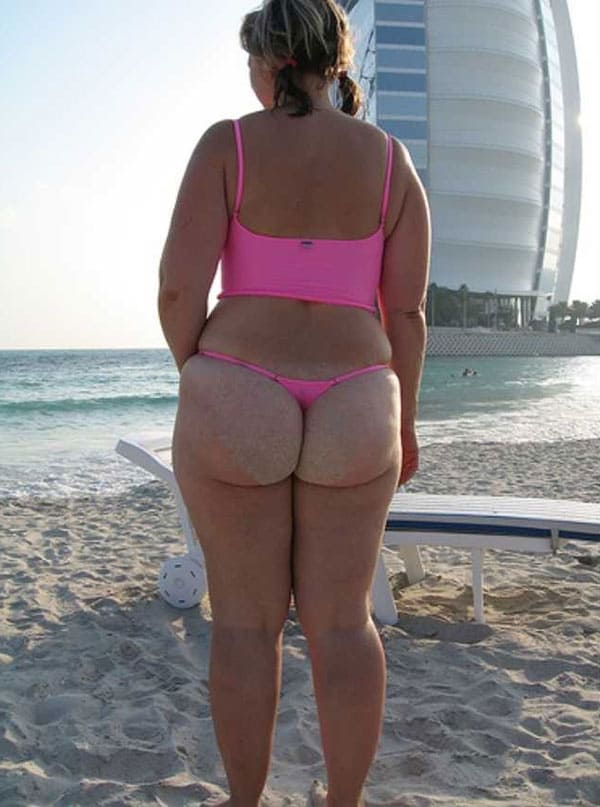 BBW на пляже в бикини и стрингах 8 фото