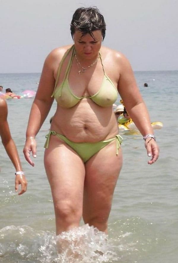 BBW на пляже в бикини и стрингах 9 фото