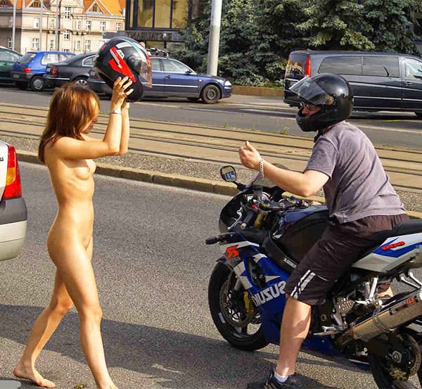 Голая девушка на спортивном мотоцикле прокатилась по центру города 2 фото