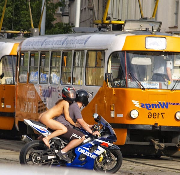 Голая девушка на спортивном мотоцикле прокатилась по центру города 20 фото