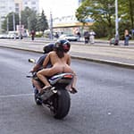 Голая девушка на спортивном мотоцикле прокатилась по центру города