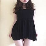 18-летняя целка разделась перед камерой до трусов