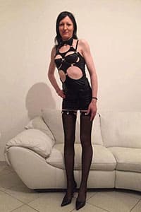 Худая жена в кожаном БДСМ белье присланное