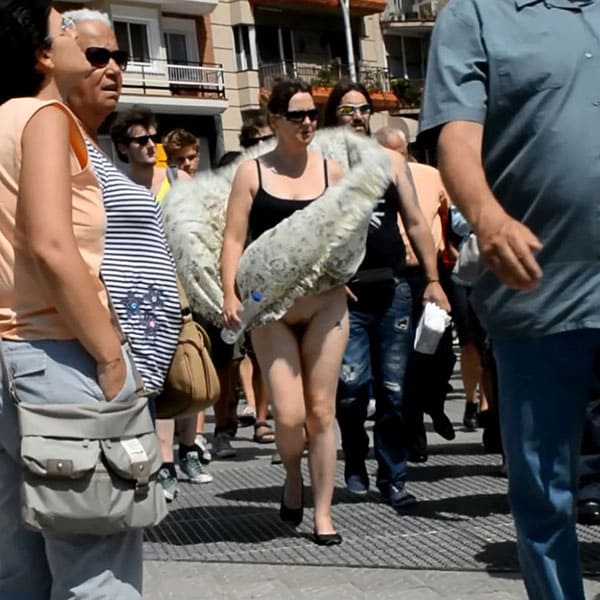 Ветер задирает юбки и поднимает платья подборка подсмотренного 13 фото
