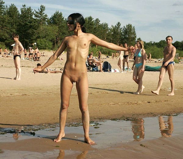 Нудистки с маленькими сиськами подборка с пляжа 25 фото