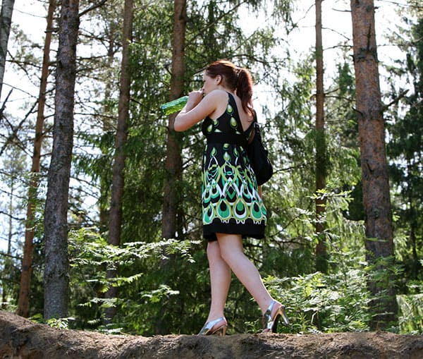 Рыжая девчонка присела пописать в лесу подсмотренное 67 фото