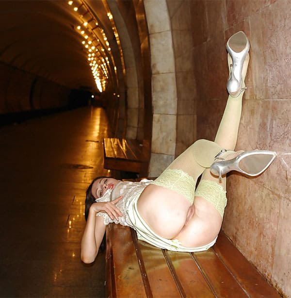 Голая украинка в киевском метро 15 фото